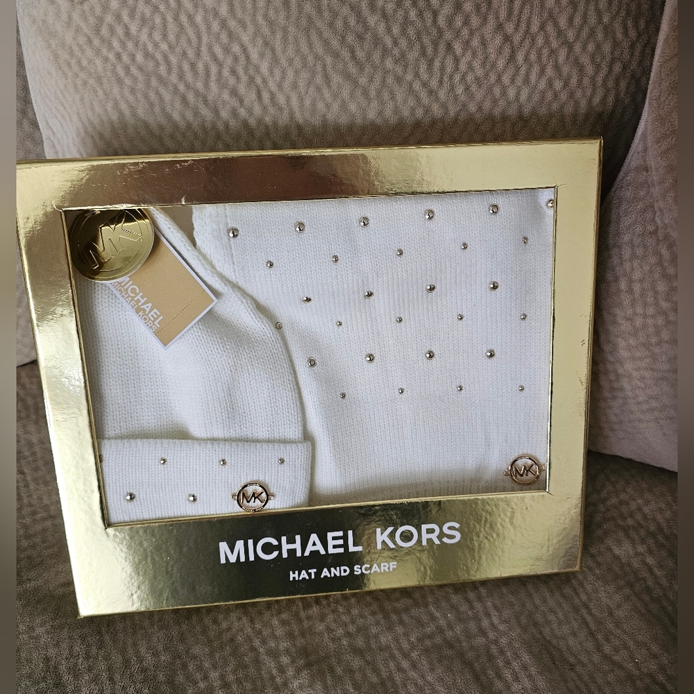 Michael Kors White Hat and Scarf Set NEW in Box w/Tag